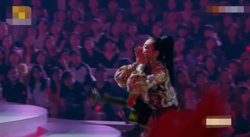  乐队|《乘风破浪》表演结束其他人都在台上，谁注意万茜去干啥了？变化真大