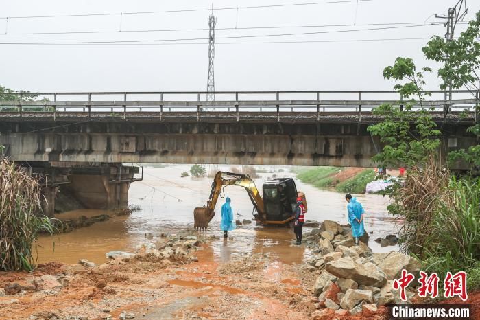 江西丰城一河堤溃口约30米 直击抢险救援现场