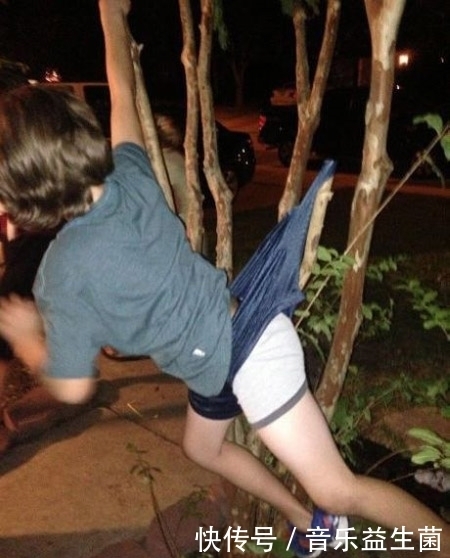 搞笑段子|趣味图片幽默段子: 哈哈哈,妹子你好好的怎么挂树上了呢