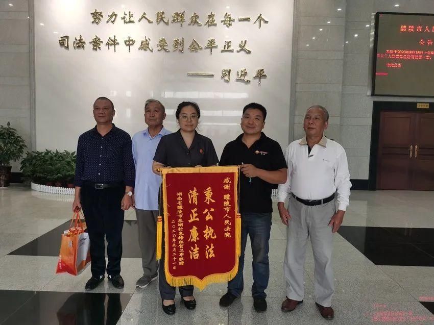 致谢|法官耐心尽责解纠纷，当事人真诚致谢送锦旗