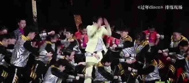 地上|张艺兴后空翻出事故!脸、脖子、膝盖“哐”拍在地上
