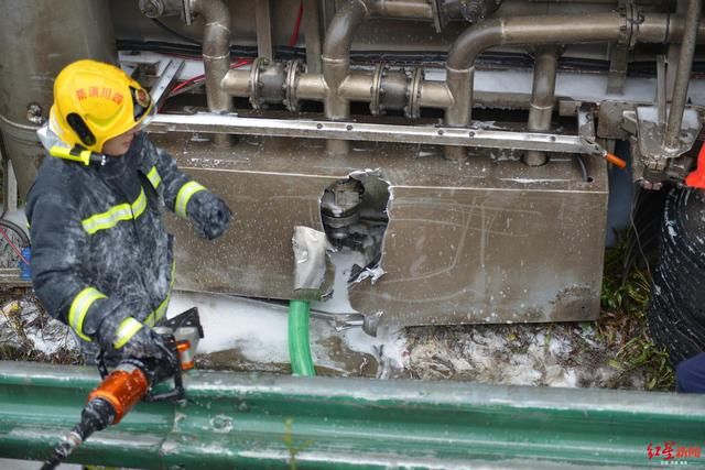  侧翻|危急！两油罐车相撞致一辆侧翻泄漏 消防13小时成功排险