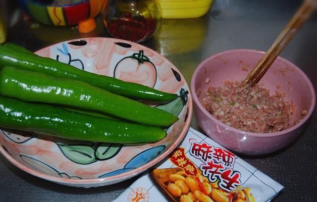 下酒|尖椒别再炒着吃,教你一个特别版尖椒酿肉,麻辣鲜香,下酒又下饭