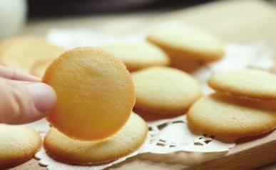  蛋清|在家用面粉和蛋清就能做的小零食，酥脆可口，健康无添加