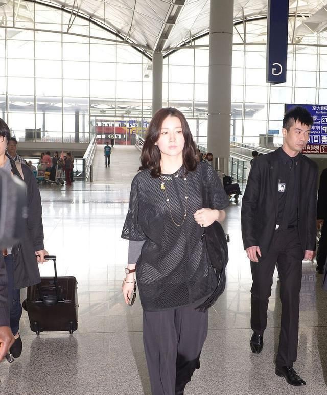  保养|49岁李英爱保养得太好了，穿黑色Look素颜现身，皮肤状态像30岁