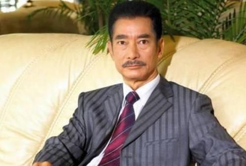 苍老|73岁“霍元甲”须发皆白显苍老,打扮朴素显寒碜,出行低调挤地铁