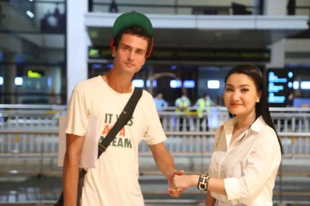 援手|外籍男子沦落街头，柬女子伸援手助其回国