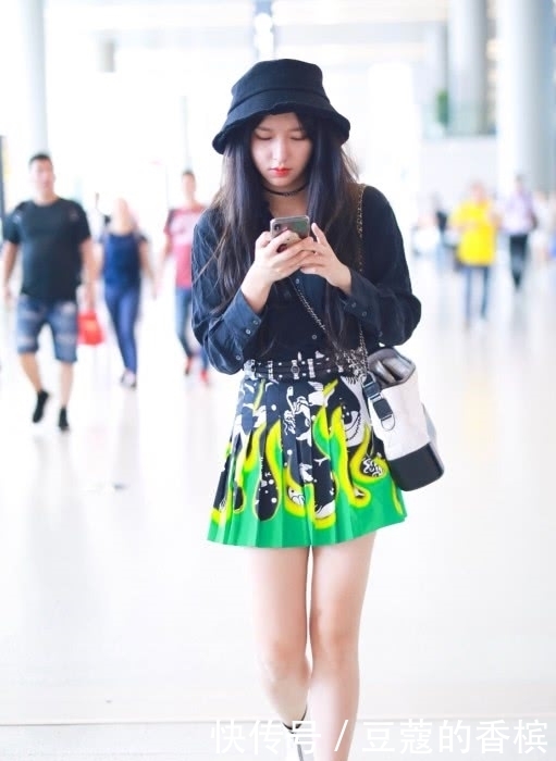 钻进|程潇的背法太有个性了,头钻进两条背带之间,怕单肩背会掉?