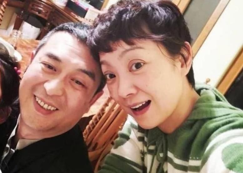  杜珺|50岁张嘉译头发花白走路佝偻，女儿长得像爸爸，但皮肤黝黑脑门宽大