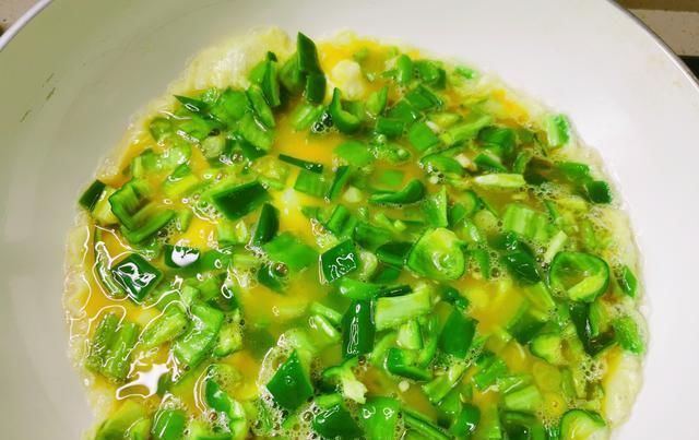  做法|这才是青椒炒鸡蛋最好吃的做法，比大鱼大肉更香，一周可以吃5顿