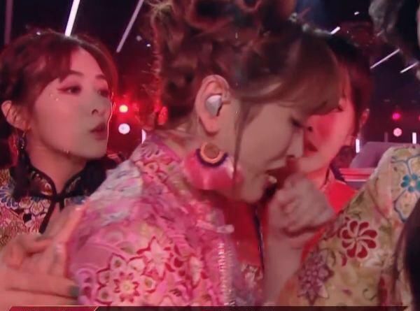  三公|三公舞台竞争激烈，金莎接连失误痛哭，张雨绮的反应太圈粉了