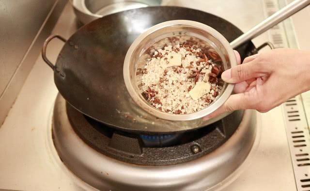 香辛料|盐水鸭非常简单,重要用90度水焯,白米醋除腥,香辛料仅用八角、麻椒