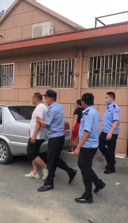  武行|独家｜泼水、抡铁锨、夺相机…屠狗黑窝点救狗现场，志愿者遭遇狗贩夫妇“全武行”