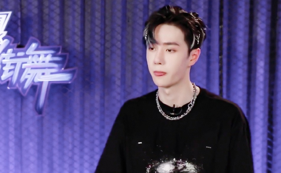 街舞|街舞王一博谈舞蹈声情并茂,被队友掏胳肢窝比耶,默契足变甜甜