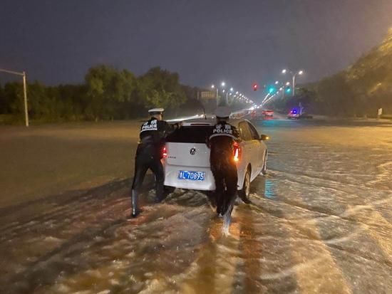 山东|山东交警：全警动员 确保雨天交通安全