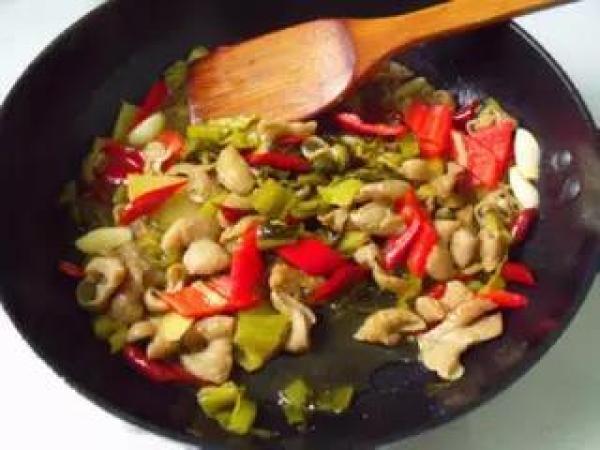  美味|酸菜炒肥肠的做法，猪大肠和酸菜一起炒简直就是绝配，美味不油腻