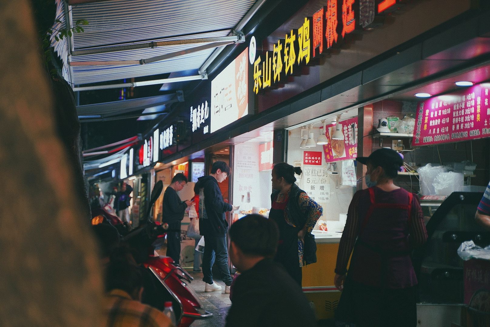 商场里|美食打卡攻略!每一个美食聚集地,都种满了成都人