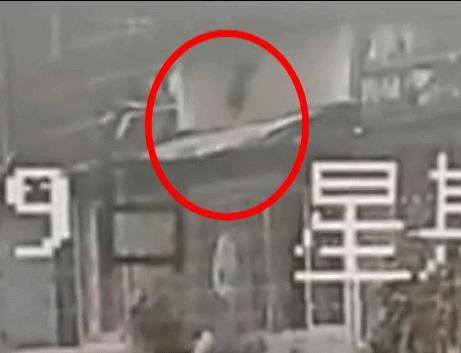  监控|又来！！这次坠下“活的”！业主调监控一看，更生气.....