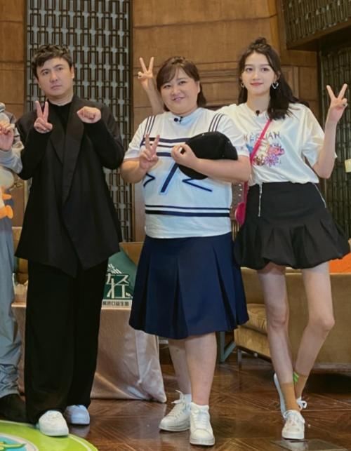 关晓彤的腿|有种“白袜腿”叫关晓彤,明明什么都没穿,却白的像有一层长筒袜