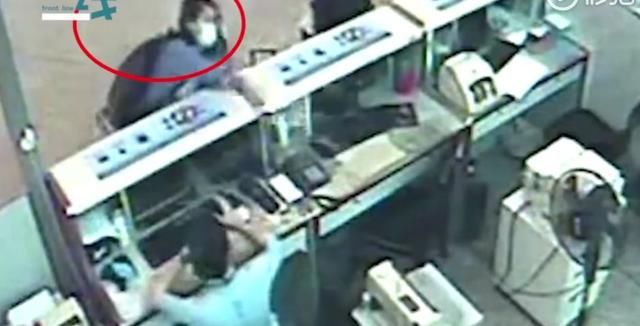  撒泼打滚|女子因误机＂大闹＂机场！坐地撒泼打滚，3个民警都近不了身