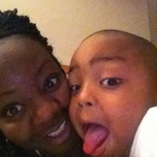  男孩|英12岁黑人男孩在家玩玩具枪，竟被25名警察武装包围被吓坏