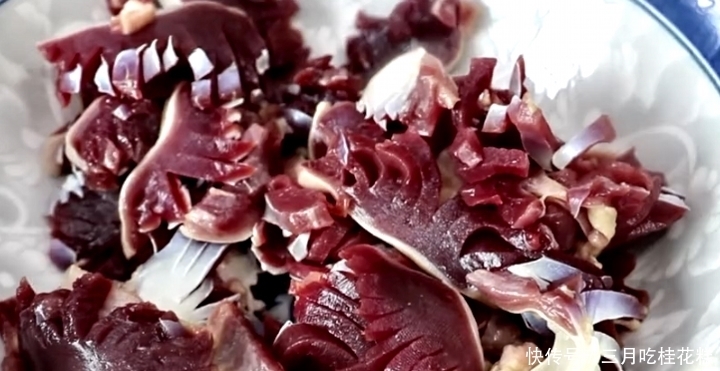  把鸡胗|如何做最好的鸡丁？食谱和实践告诉你，它的味道脆，嫩，开胃