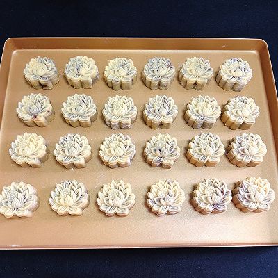 莲花|#入秋滋补正当时#榄仁豆沙莲花月