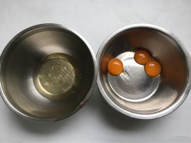 戚风蛋糕|1碗面粉3个鸡蛋,教你用电饭煲做出蓬松大蛋糕,入口即化天天想吃