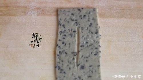  酥脆|用面粉做的小零食，喷香酥脆，一会儿就做1锅，大人孩子抢着吃