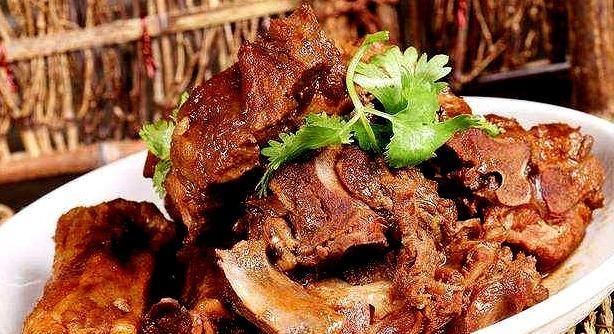  骨头|只需3步，又香又糯又营养的酱骨头，一家老小吃个过瘾，真香啊