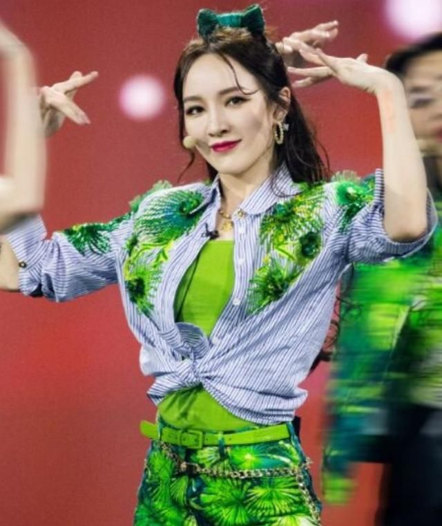  炸裂|姐姐们也太好看了，舞台上争奇斗艳，战斗力太强气场炸裂