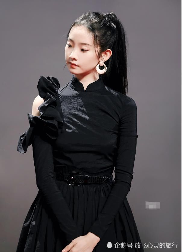  活动|张艺凡活动现场签完名，发现笔没有地方放，她的反应太可爱了