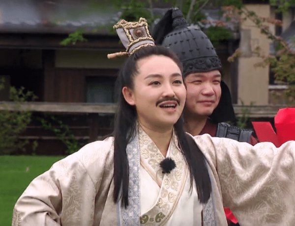  极限|《极限挑战》有多幼稚？让嘉宾骑充气马玩游戏，助演都笑场了