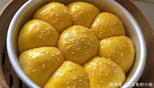 牛奶|花生馅儿的南瓜面包,松软香甜,步骤简单,配一杯牛奶可当早餐