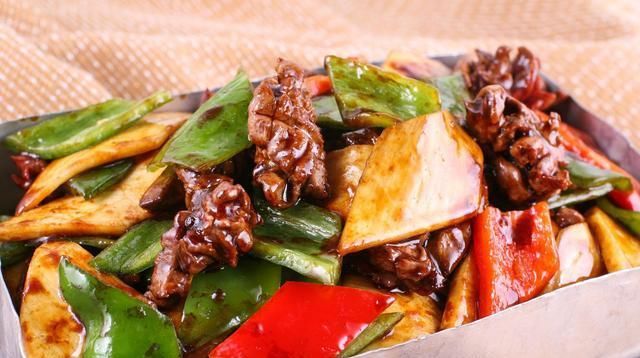  肾脏|爆炒腰花到底要不要焯水？酒店大厨教你3招，腰花鲜香脆嫩无臊味