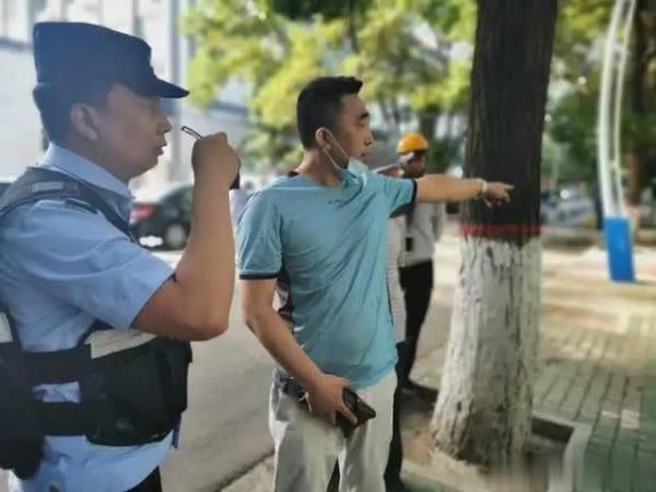 勇敢|今晨,银川中山南街一男子突然打砸公交站台,两市民勇敢将其制服