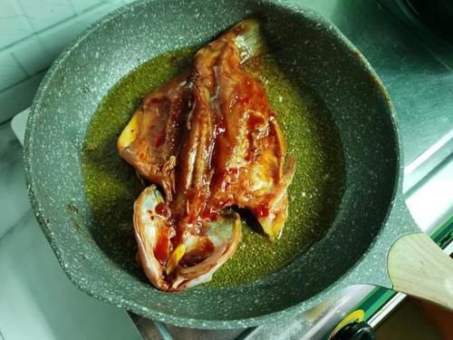 超赞|鲈鱼不要再清蒸了，用这方法做干锅鲈鱼吃，味道超赞！好吃又下饭