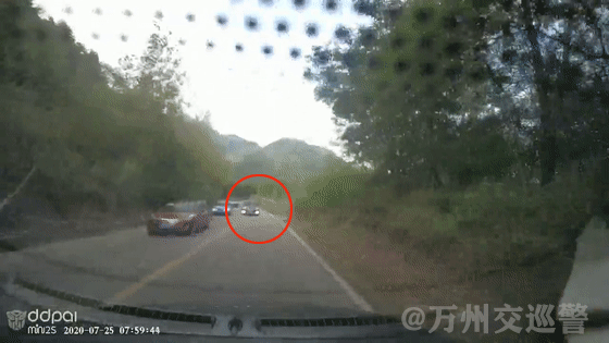  记录仪|大垭口一小车险些与对向车辆相撞！行车记录仪曝光惊险一幕！