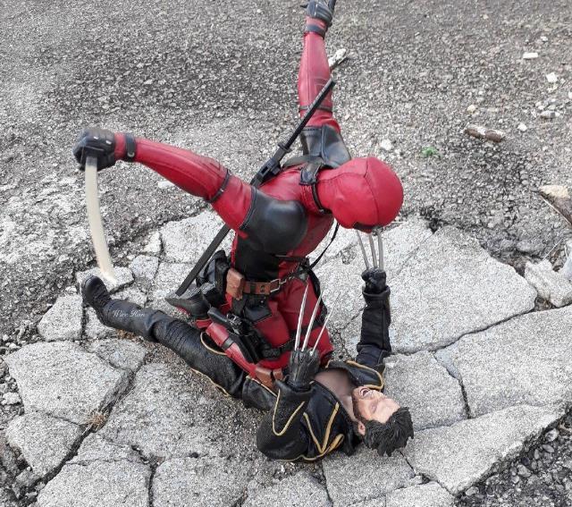 利用|大神利用石头裂缝,再现超级英雄的战斗场景,网友:手办活了?