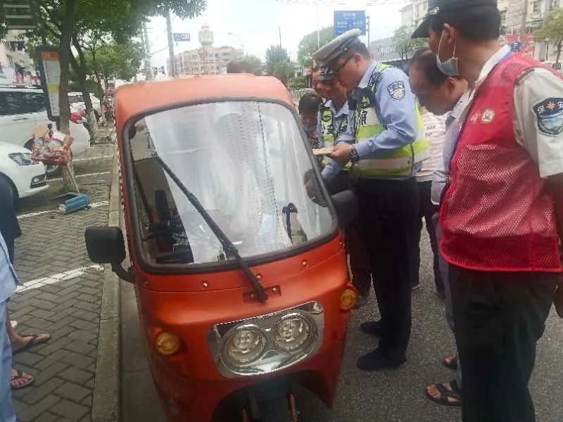 崇明|创城进行时丨崇明交警严查交通违法，提醒市民人人争做文明交通参与者