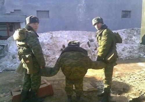 疯狂|新兵冲进指挥所,端枪疯狂扫射,将9名班长1个连长打成筛子