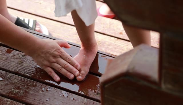  小男孩|?“妈妈，海里有东西扎人！”夏家河子浴场十多人受伤