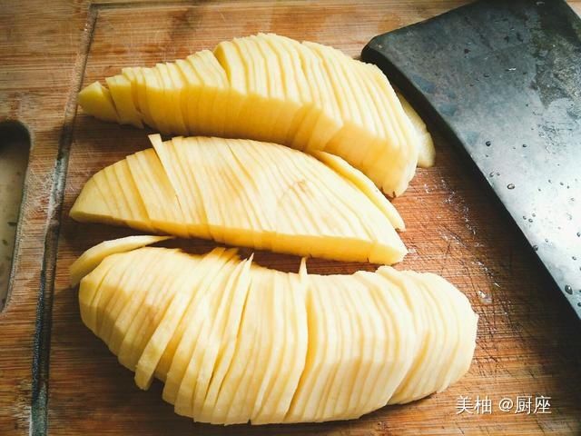 干锅|川菜全部是辣的吗？你的答案是是的话，那你看这道菜，干锅土豆片