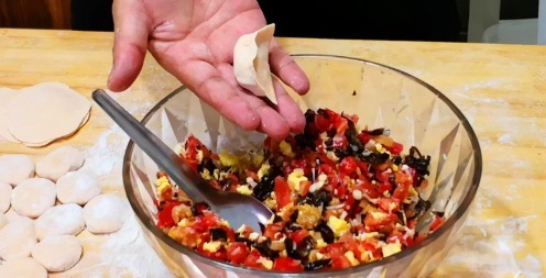 饺子|西红柿包饺子,原来这么好吃,调馅有秘诀,比肉饺子更香更好吃