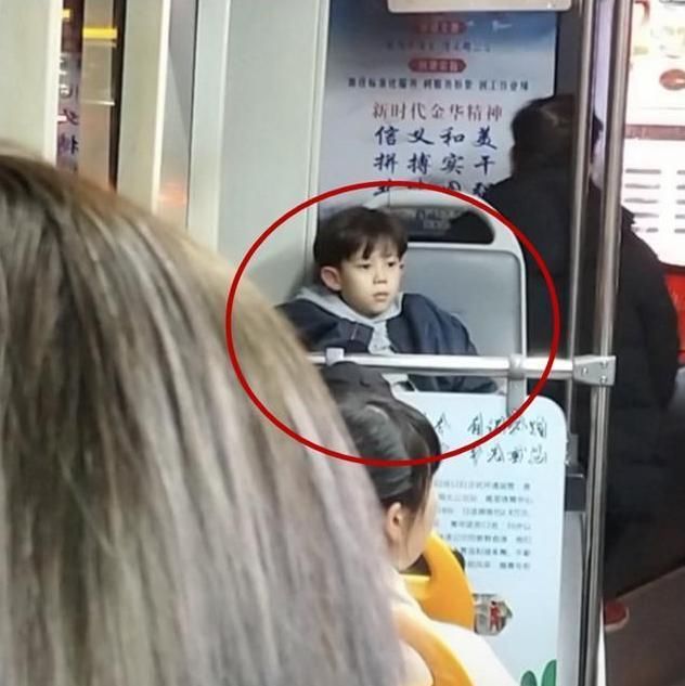  公交车|颜值超高的小男孩坐公交车引来关注，网友：我想我愿意等他长大