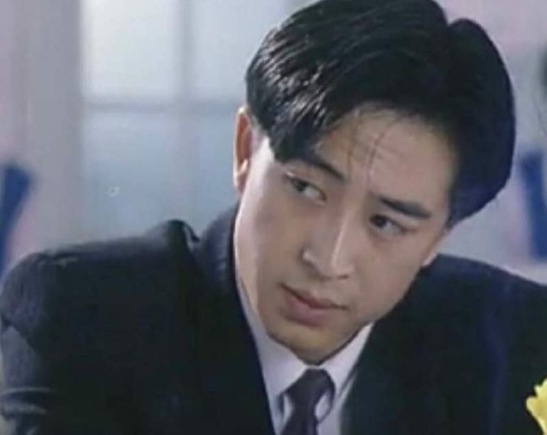  杜珺|50岁张嘉译头发花白走路佝偻，女儿长得像爸爸，但皮肤黝黑脑门宽大