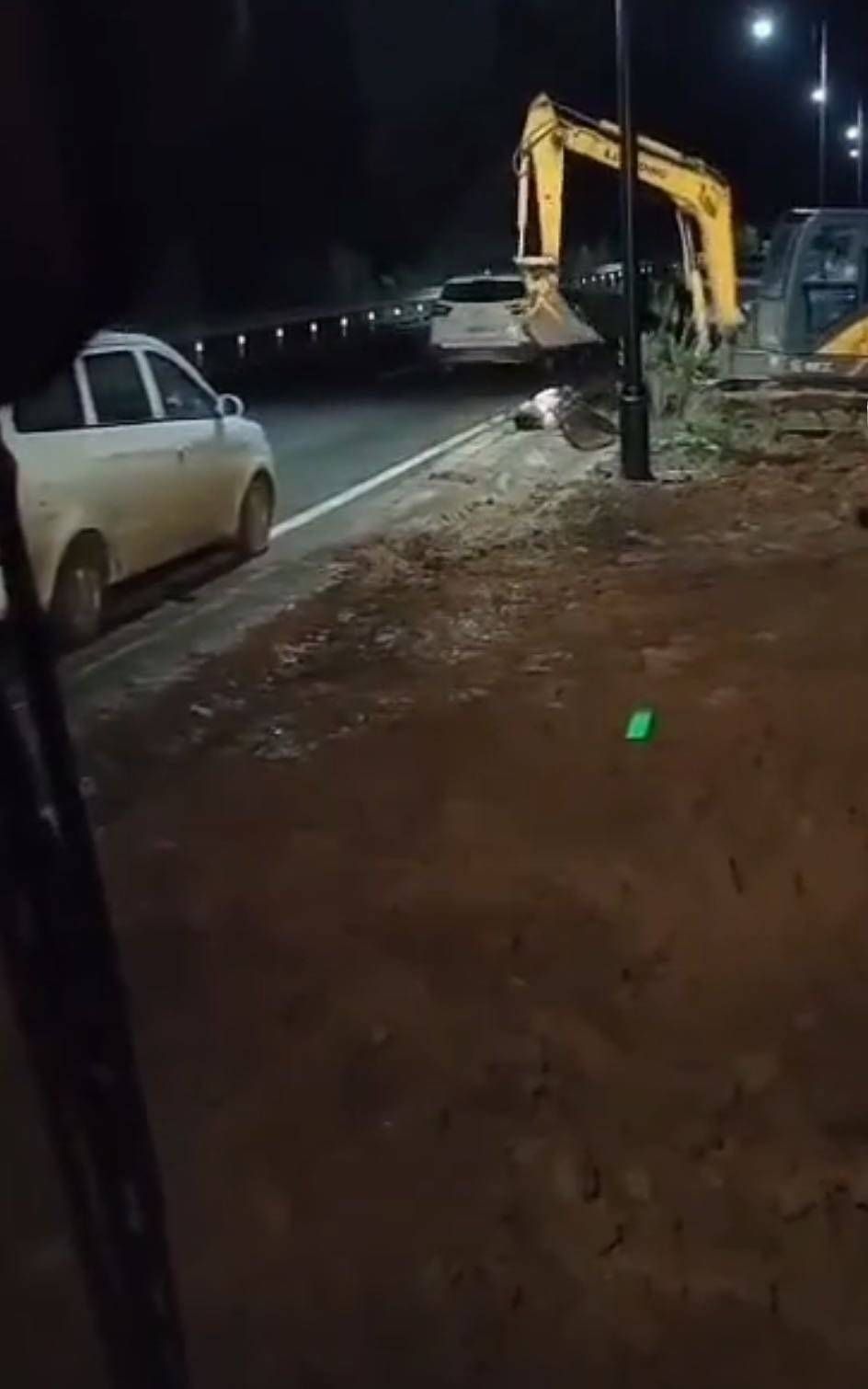  堂兄弟|男子开挖掘机砸死路人 警方：系经济纠纷引发的刑案 两人为堂兄弟