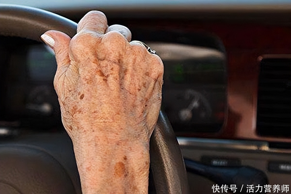 提醒父母以下5类病可能是老年病(作为儿女要提醒爸妈：这几种病是“老年病”，过度担心反伤身)