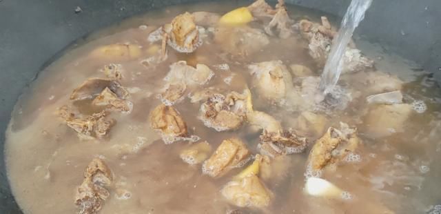  搭配|以后待客，鸭肉有新吃法了，普通食材搭配一锅，一开锅盖流口水了