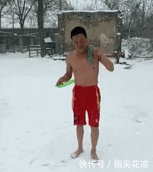 汉堡|搞笑GIF:精致女孩是这样吃汉堡的?